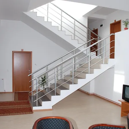 M Garni Hotel 2*